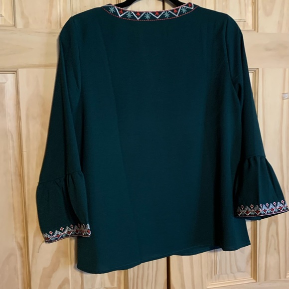 Beautiful hunter green top with embroidered trim - Picture 6 of 7